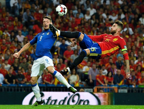 Sergio Ramos (phải, Tây Ban Nha) phá bóng trước Andrea Belotti (Italia). Ảnh: Getty Images.