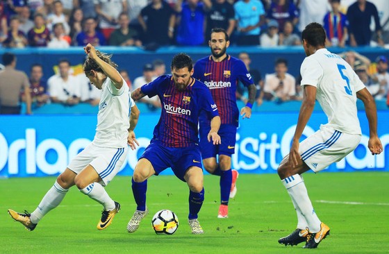 Lionel Messi (giữa, Barcelona) đi bóng qua Luka Modric (Real Madrid) ở sân Hard Rock (Miami) trong cúp ICC. Ảnh: Getty Images.
