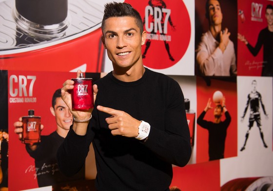 Ronaldo quảng cáo sản phẩm CR7. Ảnh: Getty Images.