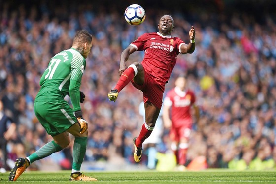 Sadio Mane (phải, Liverpool) ham bóng nên đá thẳng vào người thủ thành Ederson (Manchester City). Ảnh: Getty Images.