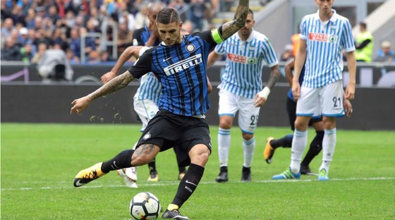 Mauro Icardi sút thắng quả 11m cho Inter. Ảnh: Four Four Two 