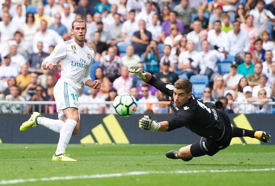Gareth Bale (trái, Real Madrid) bỏ lỡ cơ hội trước khung thành Levante. Ảnh: Getty Images