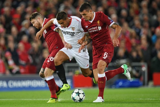 Hai hậu vệ Liverpool (Alberto Moreno và Dejan Lovren) cũng không cản được tiền đạo Wissam Ben Yedder (Sevilla). Ảnh Getty Images.