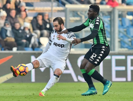 Gonzalo Higuain (trái, Juventus) sút bóng trước Alfred Duncan (Sassuolo). Ảnh: Getty Images.