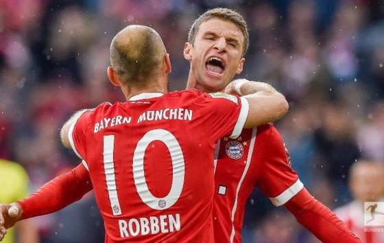 Thomas Mueller và Arjen Robben ăn mừng bàn thắng. Ảnh: Getty Images.
