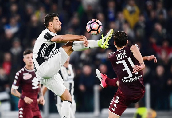 Sami Khedira (trái, Juventus) tranh bóng quyết liệt với Lucas Boye (Torino). Ảnh: Getty Images.