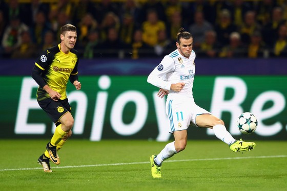 Quả vô lê chớp nhoáng của Gareth Bale (phải) đã khai mở chiến thắng cho Real Madrid. Ãnh: Getty Images.
