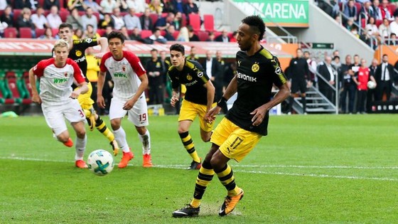 Tiền đạo Aubameyang sút hỏng quả 11m nhưng Dortmund vẫn thắng trên sân Augsburg. Ảnh: Getty Images.