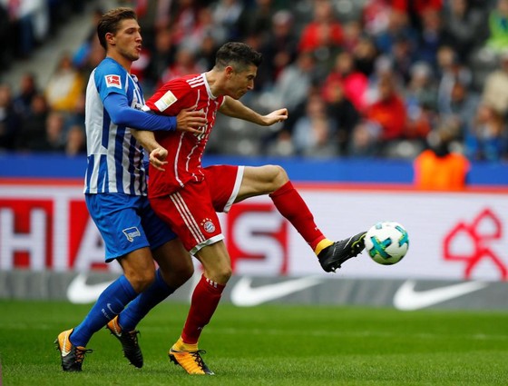 Tiền đạo Robert Lewandowski (phải, Bayern) ghi bàn thắng thứ 2 ngay sau giờ giải lao. Ảnh: Getty Images.
