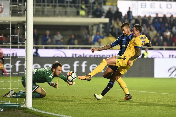 Federico Bernardeschi (phải, Juventus) đá bồi tung lưới thủ thành Etrit Berisha (Atalanta). Ảnh: Mediaset.