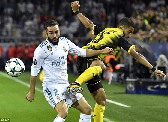 Hậu vệ Dani Carvajal (trái, Real Madrid) tranh bóng trong trận Champions League với Borussia Dortmund. Ảnh: AP.