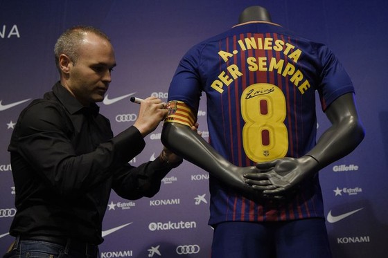 Andrea Iniesta ký vào chiếc áo lưu niệm bản hợp đổng :"suốt đời" với Barcelona. Ảnh: Getty Images.
