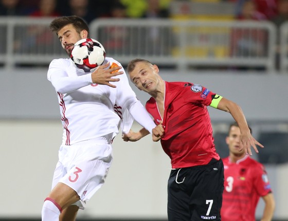 Ansi Agolli (phải - Albania) tranh bóng quyết liệt với trung vệ Gerard Pique (Tây Ban Nha). Ảnh: Getty Images.