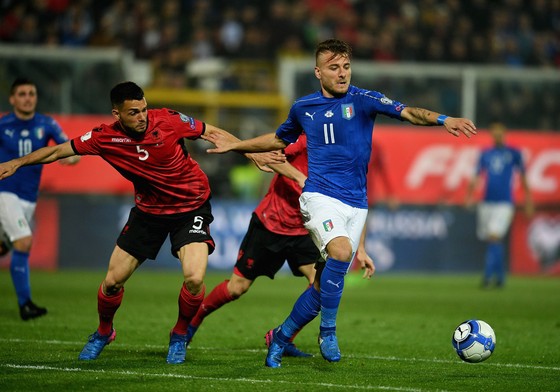 Thủ thành Buffon hy vọng Ciro Immobile (phải) sẽ ghi bàn vào lưới Albania. Ảnh: Getty Images.