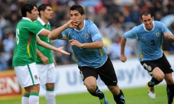 Luis Suarez (giữa) ghi bàn cho Uruguay trước Bolivia. Ảnh: Getty Image.