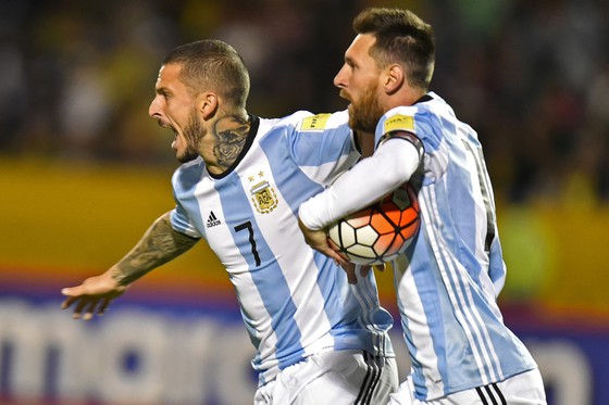 Sau khi ghi bàn, Messi lao vào lưới nhặt bóng để trận đấu nối lại thật nhanh, bởi Argentina vẫn cần thêm bàn nữa… Ảnh: Getty Images.