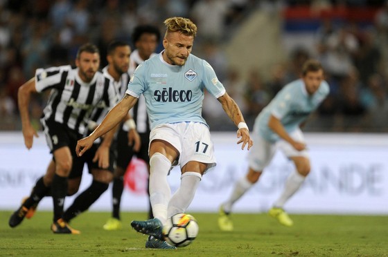 Ciro Immobile (Lazio) sút thắng quả 11m trong trận Siêu cúp Italia với Juventus. Ảnh: Getty Images.