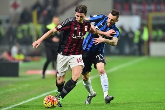 Riccardo Montolivo (trái, AC Milan) đi bóng qua Marcelo Brozovic (Inter Milan). Ảnh: Getty Images.