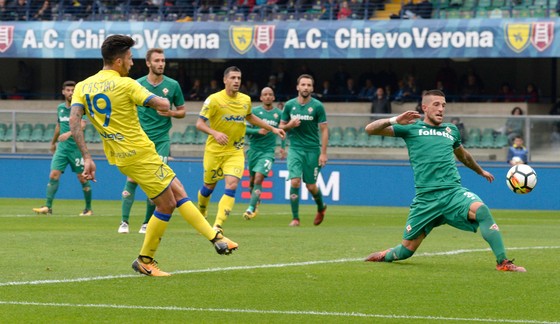 Sai lầm của Cristiano Biraghi (phải, Fiorentina) tạo điều kiện cho Lucas Castro (Chievo) ghi bàn. Ảnh: Getty Images.
