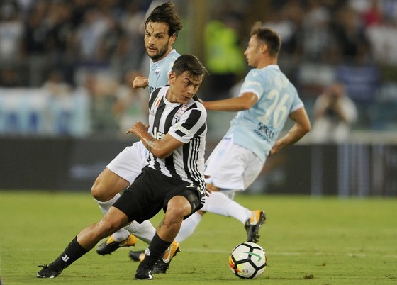 Paulo Dybala (Juventus) đi bóng qua hàng thủ Lazio. Ảnh: Getty Images.