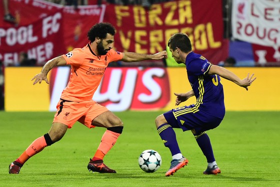 Mohamed Salah (trái, Liverpool) đi bóng qua hậu vệ Maribor. Ảnh: Getty Images.