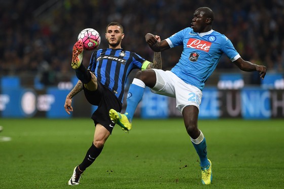 Mauro Icardi (trái, Inter) tâng bóng qua Kalidou Koulibaly (Napoli). Ảnh: Getty Images.