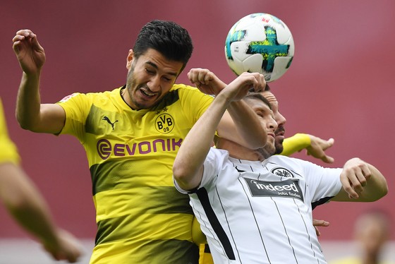 Nuri Sahin (trái, Dortmund) trong oha không chiến với Ante Rebic (Frankfurt). Ảnh: Getty Images.