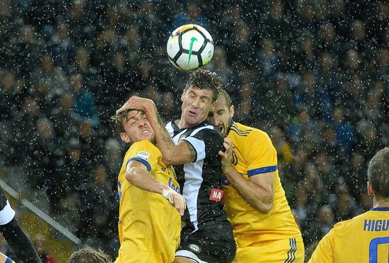 Stipe Perica (giữa, Udinese) trong pha tranh bóng với Medhi Benatia và Giorgio Chiellini (Juventus). Ảnh Getty Images.