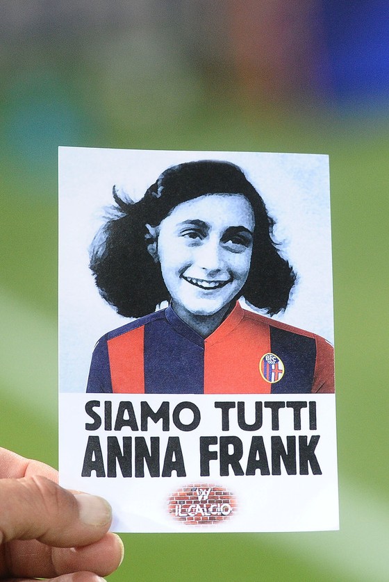 Sự kiện Serie A: Bài hát Phát xít sau phút tưởng niệm Anne Frank ảnh 1