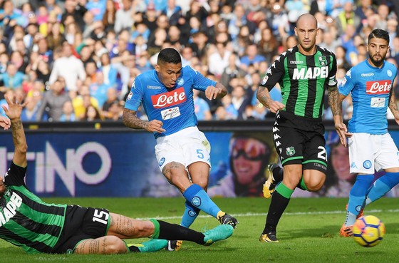 Allan (giữa, Napoli) mở tỷ số trước Sassuolo. Ảnh: Getty Images.