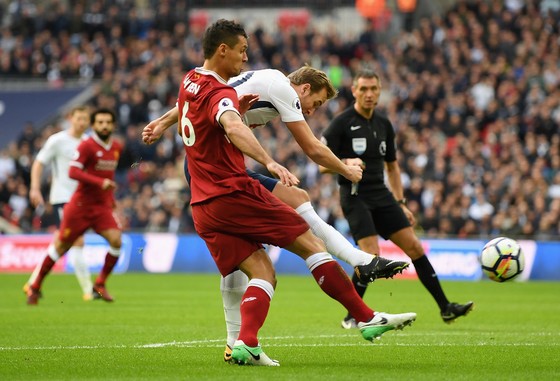 Dejan Lovren (trái, Liverpool) đã sơ hở để Harry Kane ghi bàn cho Tottenham. Ảnh: Getty Images.