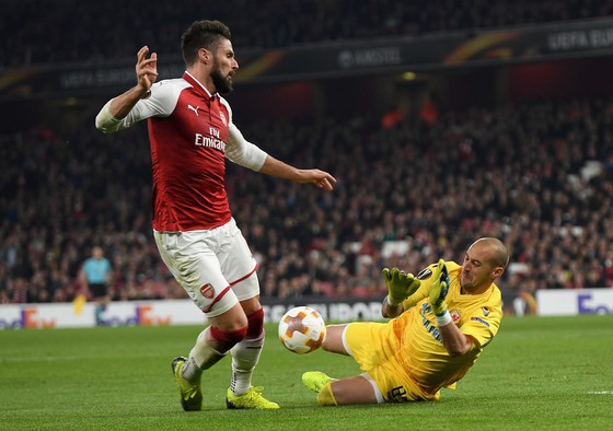 Milan Borjan (phải, Crvena Zvezda) cản phá pha đi bóng của Olivier Giroud (Arsenal). Ảnh: Getty Images.