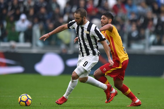 Gonzalo Higuain (trái, Juventus) đi bóng qua Achraf Lazaar (Benevento). Ãnh: Getty Images.