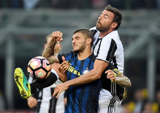Andrea Barzagli (phải, Juventus) vất vả kèm Mauro Icardi (Inter). Ảnh: Getty Images.