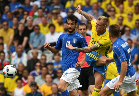 Tiền đạo John Guidetti (Thụy Điển) sút bóng giữa 2 hậu vệ Italia. Ảnh: Getty Images.