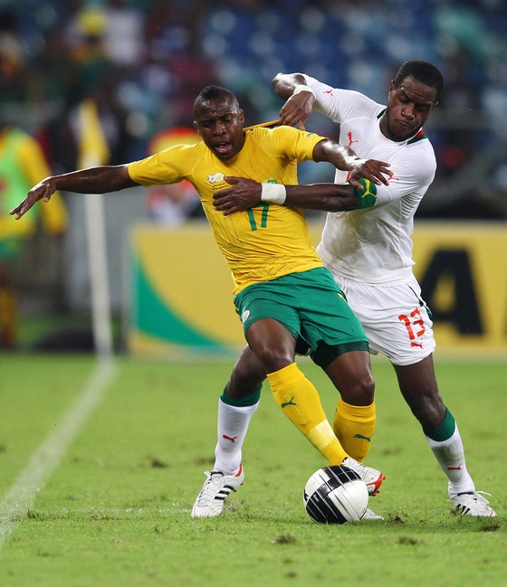 George Maluleka (trái, Nam Phi) tranh bóng với Jacques Faty (Senegal). Ảnh Getty Images.