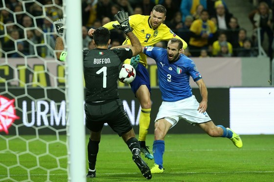 Thủ thành Gigi Buffon đã can thiệp pha đột phá của Marcus Berg (giữa, Thụy Điển). Ảnh: Getty Images.