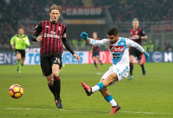 Lorenzo Insigne (phải, Napoli) ghi bàn vào lưới Milan mùa trước. Ảnh: Getty Images. 