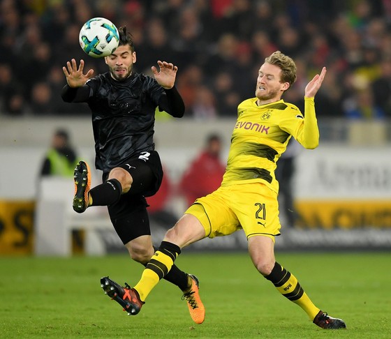 Andre Schuerrle (phải, Dortmund) cố gắng tâng bóng qua hậu vệ Stuttgart. Ảnh: Getty Images.