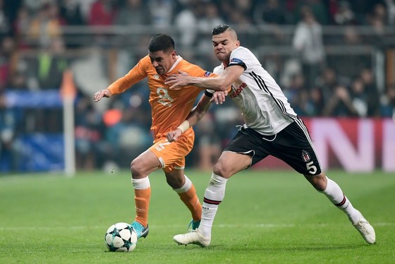 Maxi Pereira (trái, Porto) đi bóng qua Pepe (Besiktas).  Ảnh: Getty Images.