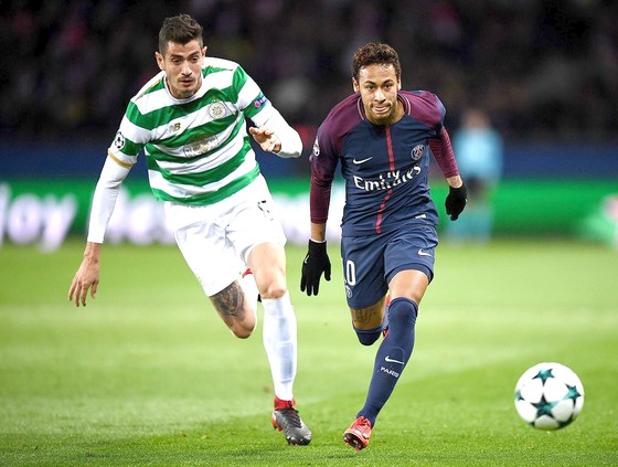 Neymar (phải, Paris SG) vượt qua hậu vệ Celtic dễ như bỡn. Ảnh: Getty Images.