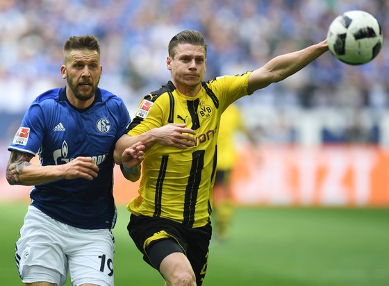 Lukasz Piszczek (phải, Dortmund) tranh bóng với Guido Burgstaller (Schalke). Ảnh: Getty Images.