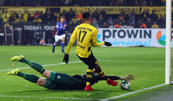 Bundesliga: Dormund lại “đột quỵ”, Heynckes thua trận đầu ảnh 2