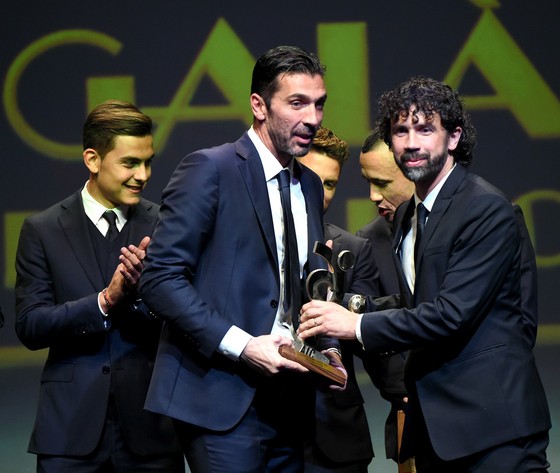 Chủ tịch AIC Damiano Tommasi trao giải cho thủ thành Gianluigi Buffon. Ảnh: Getty Images. 