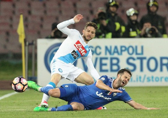 Tiền đạo Dries Mertens (trên, Napoli) phạm lỗi với Miralem Pjanic (Juventus). Ảnh: Getty Images.