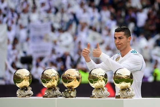 Ronaldo trình làng 5 Quả bóng vàng trên sân Bernabeu. Ảnh: Getty Images.