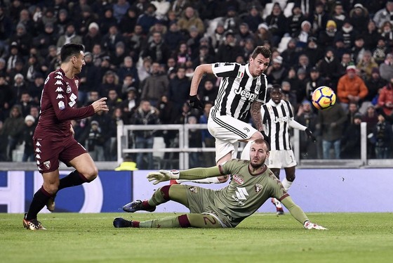 Mario Mandzukic (Juventus) ghi bàn trước sự bất lực của thủ thành Milinkovic-Savic (Torino). Ảnh: Getty Images.
