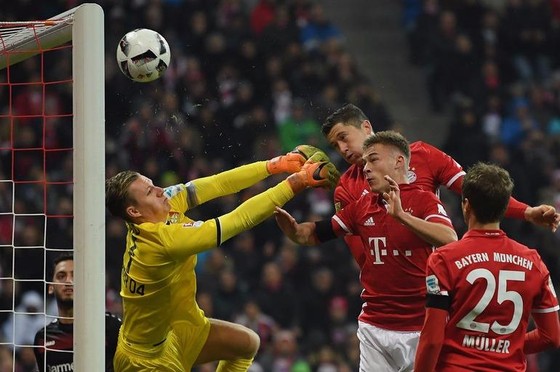 Các mũi nhọn Bayern vây hãm khung thành Bernd Leno (Leverkusen). Ảnh: Getty Images. 