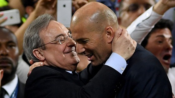 Chủ tịch Florentino Perez tin tưởng tuyệt đối vào Zinedine Zidane. Ảnh: Getty Images.