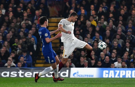 Edin Dzeko (phải, Roma) ghi bàn vào lưới Chelsea. Ảnh: Getty Images.